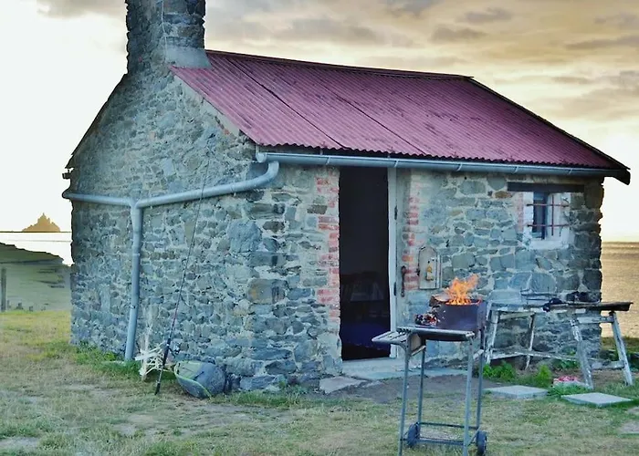 Cabane De Douanier En Baie Du Mont Saint Michel Hebergement Insolite